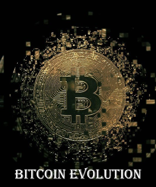 Une pièce Bitcoin brillante et dorée côté pile se désagrège, rentre dans la matrice ou est à moitié dans le numérique . Bitcoin évolution, l'évolution du bitcoin.