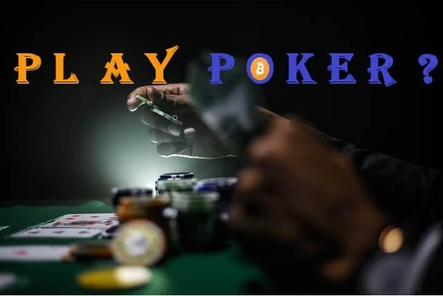 Les mains d'un joueur de Poker en train de miser des jetons sur un tapis vert avec des cartes et un texte Play poker avec le logo Bitcoin .